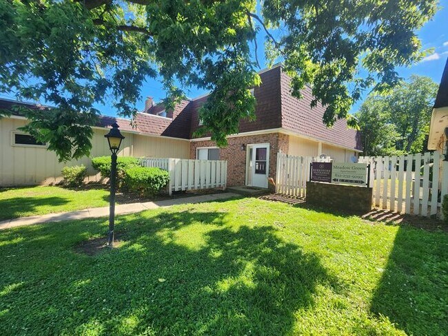 Building Photo - 3 Bedroom Townhome