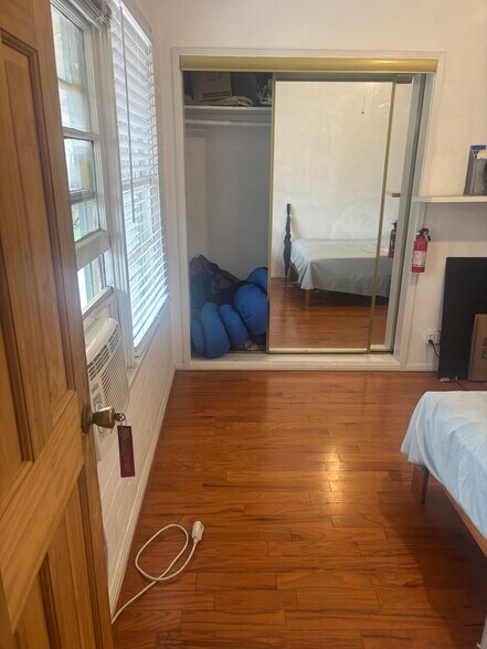 bedroom overlooking courtyard - 2023 Cloverfield Blvd