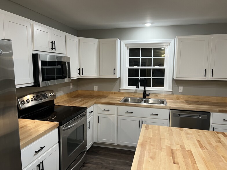 Kitchen - 100 Sunset Dr