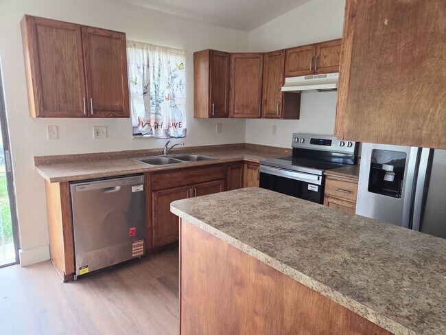 Building Photo - Fully Renovated 3BR/2BA Townhome with New Bathrooms & Fenced Yard