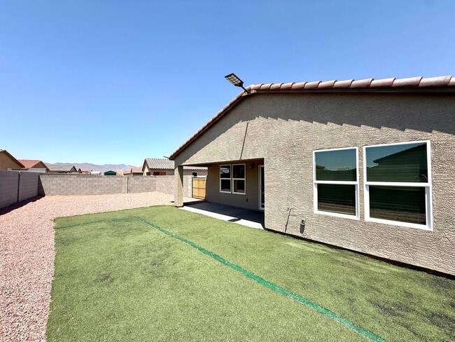 Building Photo - Spacious 4 Bedroom Home with Solar & Moder...