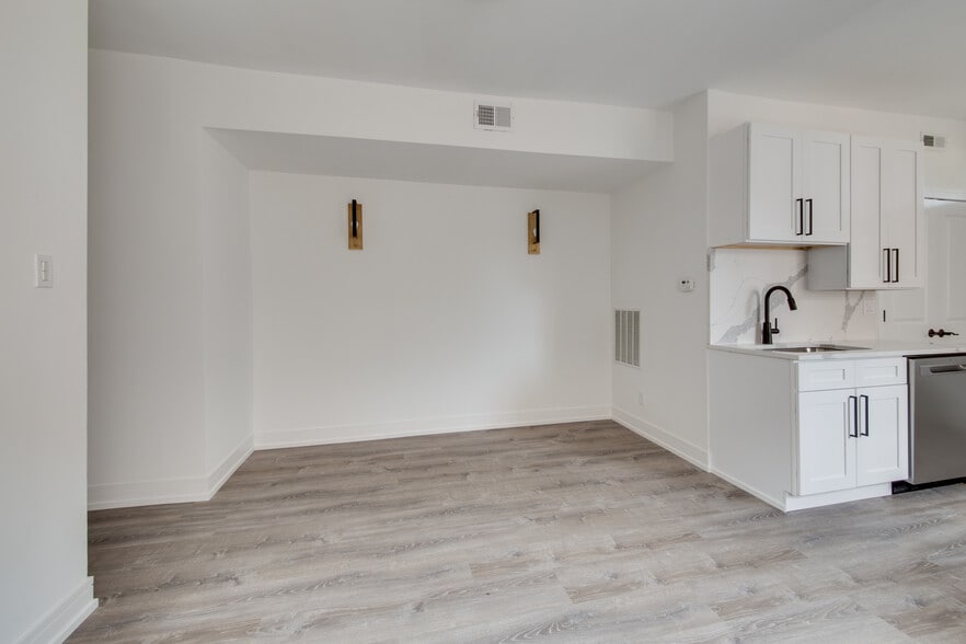 Building Photo - 3056 W Cortland St