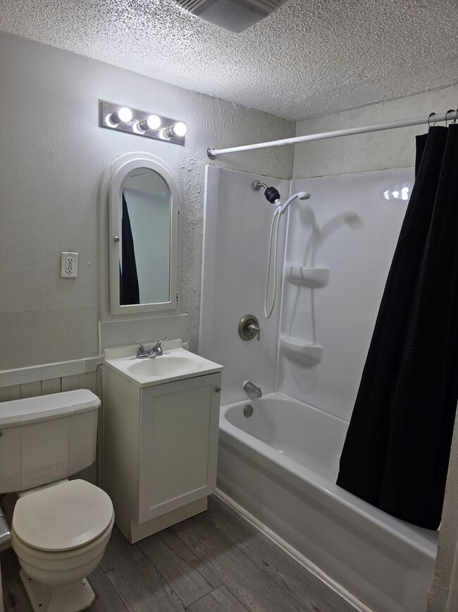 Building Photo - 2 bed, 1 bath Home in Elkhart IN   ACCEPTING SECTION 8