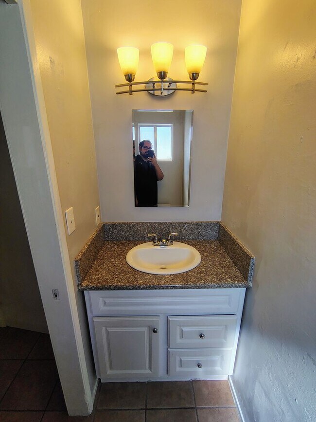 Building Photo - Spacious 3 bedroom 2 bathroom townhouse in Central Bakersfield!
