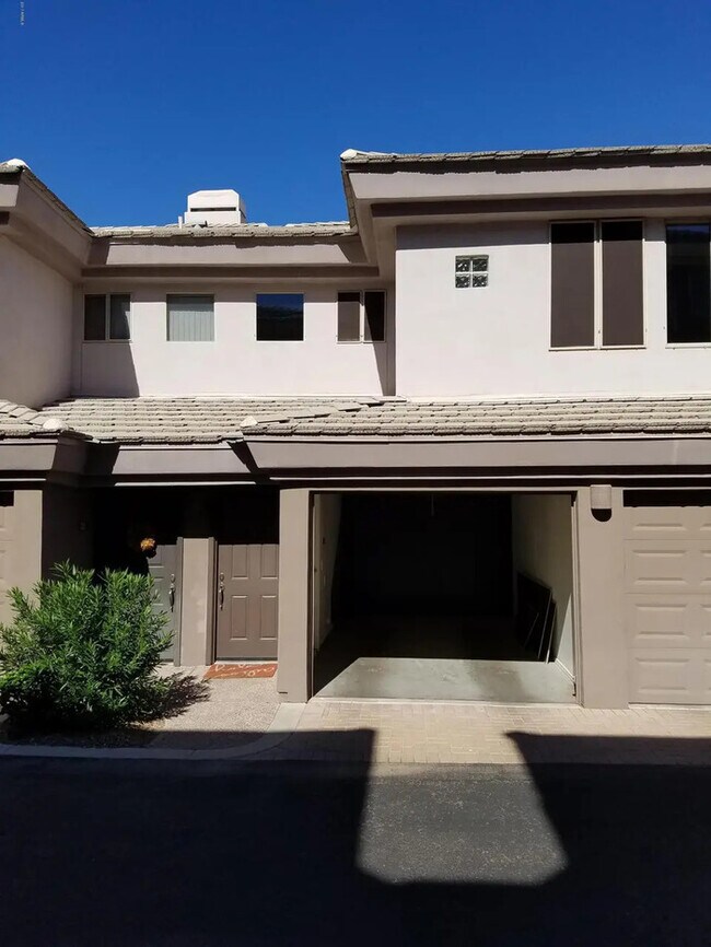 Building Photo - Stunning 2-bedroom 2 bath