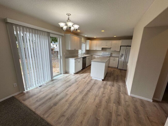 Building Photo - 1/2 OFF 3rd Month's Rent!!  Beautiful 4 Bedroom Clackamas Home