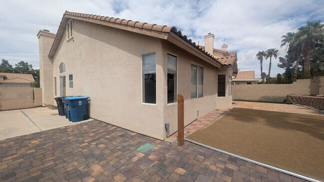 Building Photo - 3 bedroom 1 story house with large backyar...