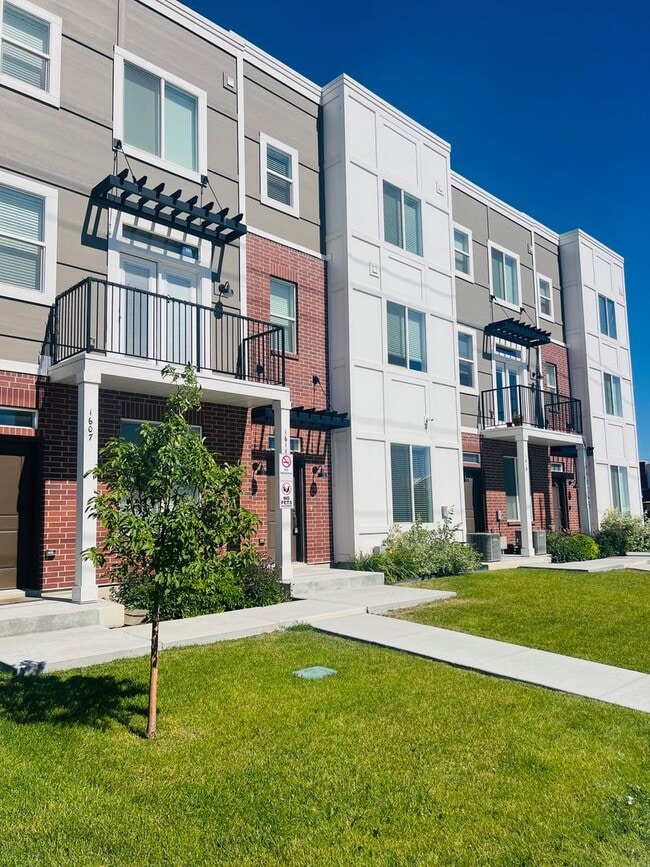 Building Photo - Beautiful townhome with garage and central air