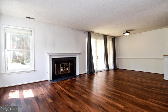 Building Photo - Charming and light-filled 1-bedroom, 1-bat...