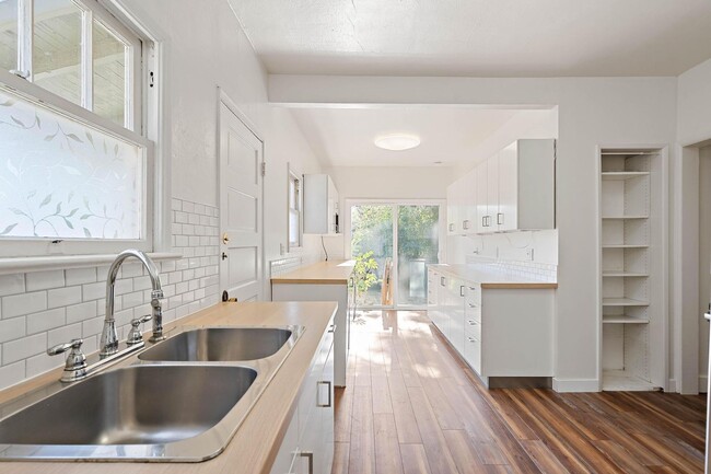 Building Photo - Cute 3-bdrm/2-bath vintage home—Nice fence...