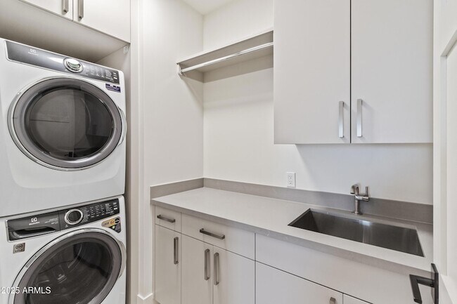 Building Photo - 5000 N Camelback Rdg Dr