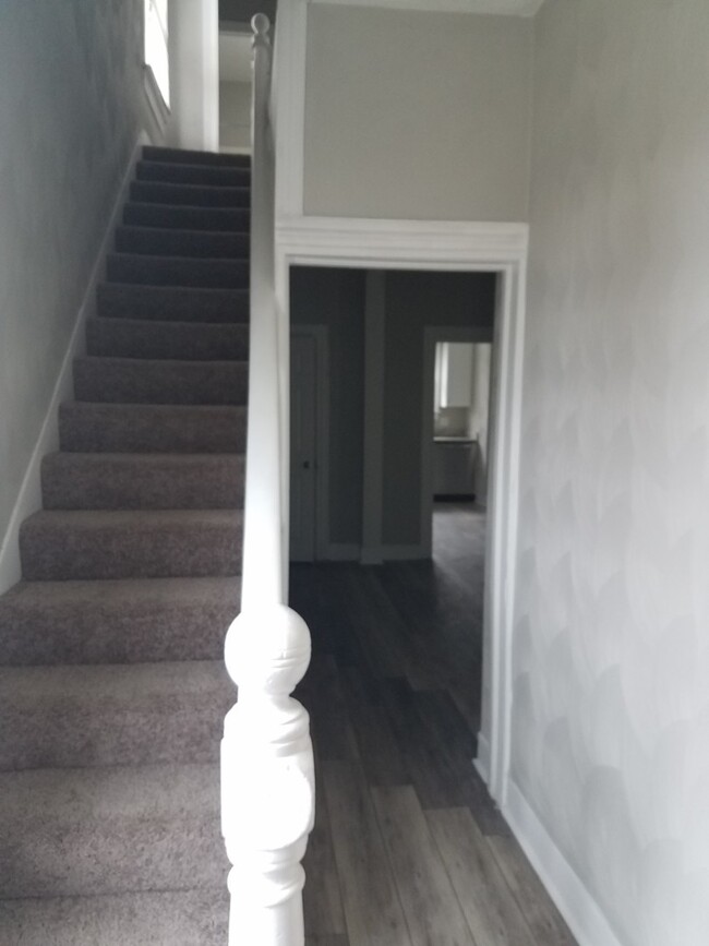Building Photo - Spacious 4 bedroom 2 bath renovated single...