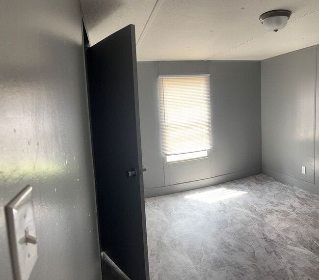 Building Photo - 2 Bedroom 1 Bathroom Trailer Located in We...