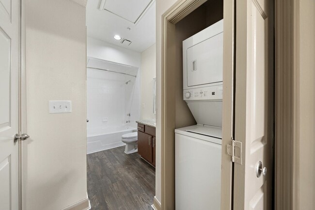 Building Photo - Move In Easy — $0 Deposit!