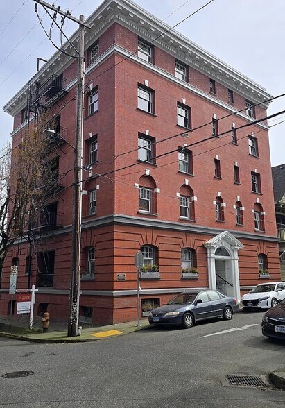 Building Photo - 118 NW King Ave