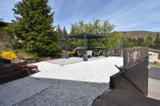 Building Photo - 1641 Ridgecrest Dr