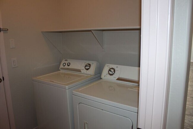 Building Photo - 3 Bedroom in Lyons Gate!
