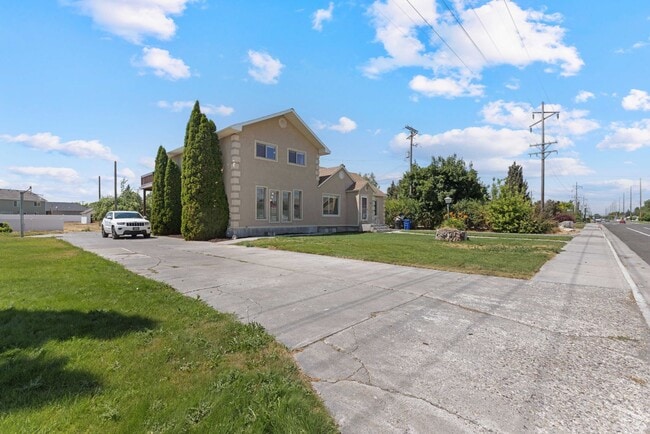 Building Photo - 4 BED 2.5 BATH HOME IN REXBURG