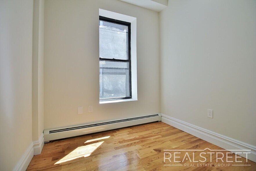 Building Photo - 3 Bed in Crown Heights