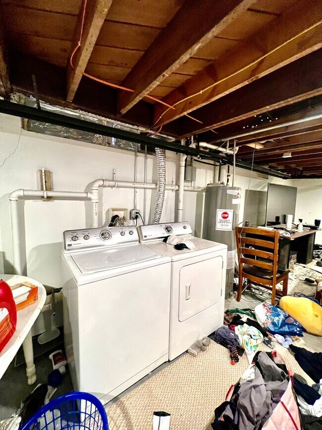 Building Photo - AVAILABLE JUNE - Charming 4 Bed 1.5 Bath Home