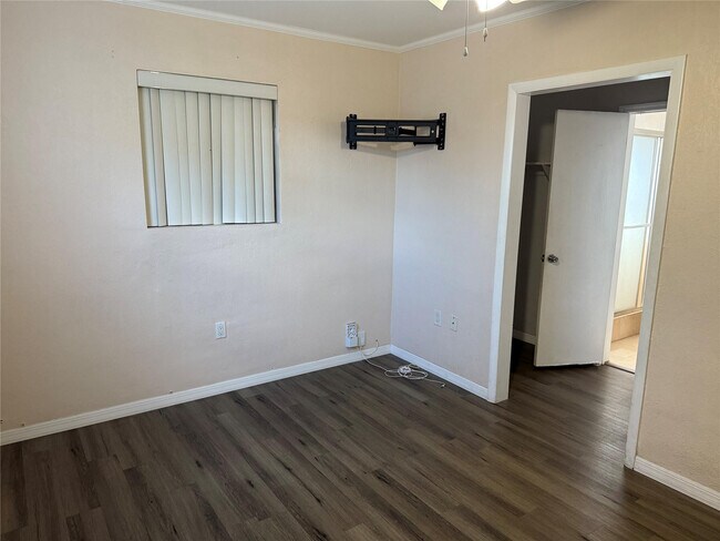 Building Photo - 330 N 65th Way