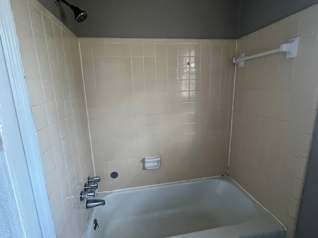 Building Photo - 2 Bedroom 1 Bath Duplex