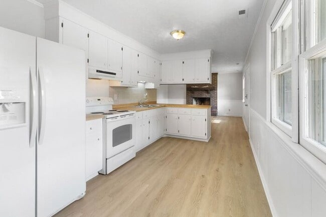 Building Photo - 3 Bedroom 1.5 Bath Ranch in Hope Mills
