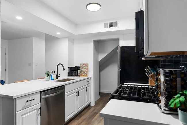 Building Photo - 1315 Southport Dr