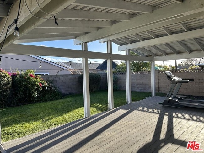 Building Photo - 5804 Los Ranchos Dr