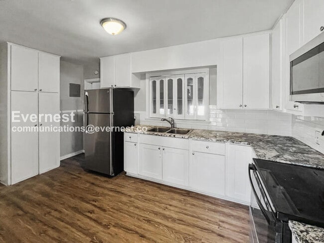 Building Photo - 4551 Manila Dr