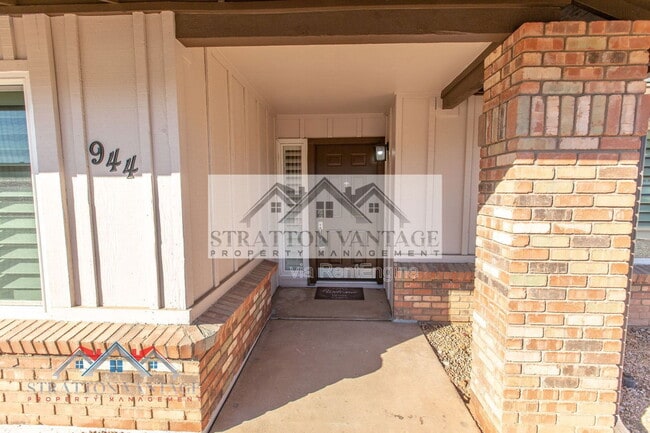 Building Photo - 944 W Meseto Ave