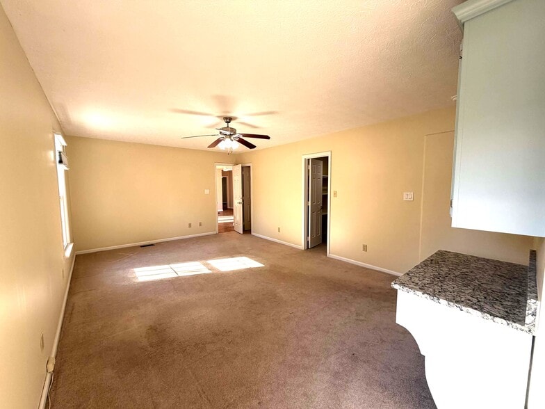 Master bedroom - 2721 Linden Ln