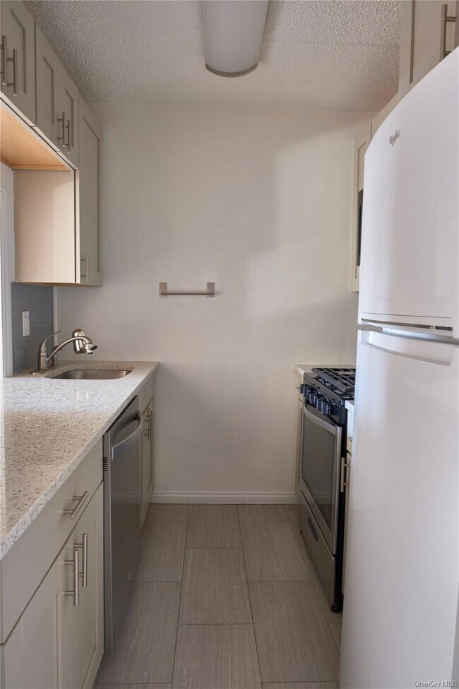 Building Photo - 2 Consulate Dr