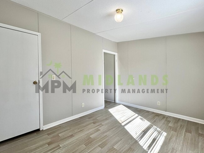 Building Photo - 323 Tabor Dr