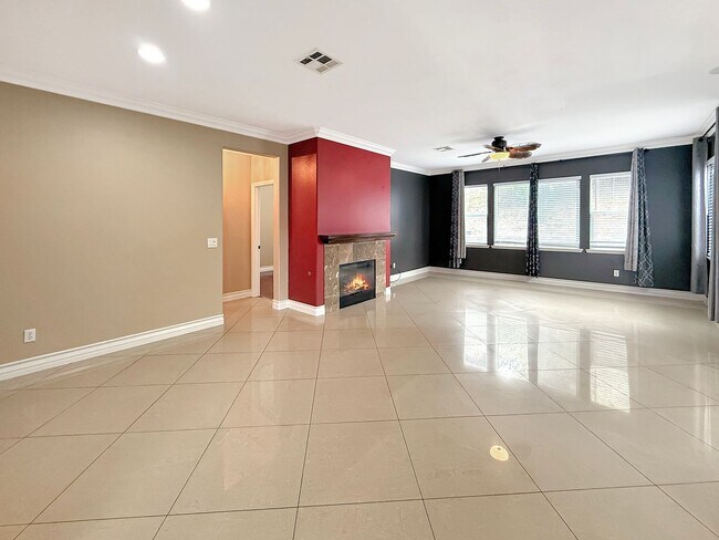 Building Photo - SD: Spacious 5B/4BA Home with Private Patio, Backyard & Soaking Tub