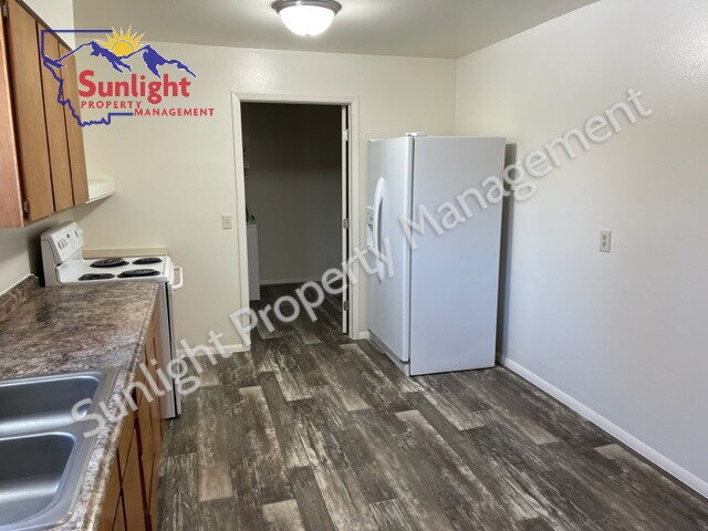 Building Photo - 2 Bed 1 Bath Duplex with Attached Garage