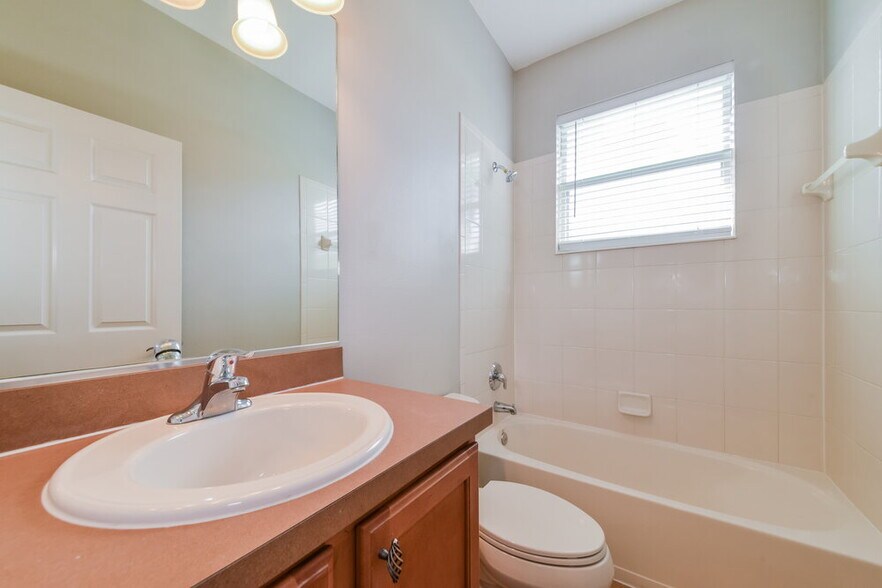 Building Photo - 5412 Lexington Dr