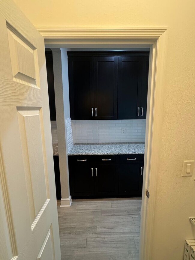 Building Photo - Spacious 5-Bedroom Riverview Home