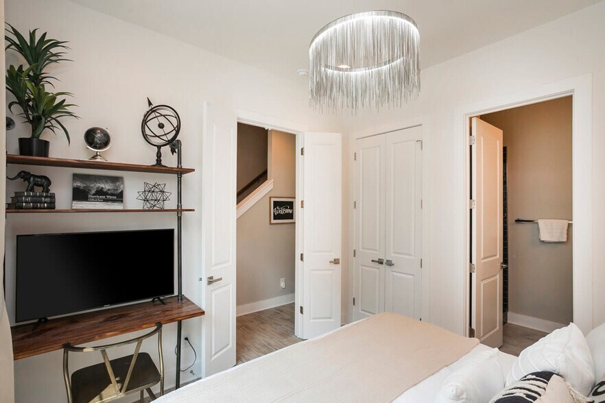 Building Photo - 1405 Napoleon St