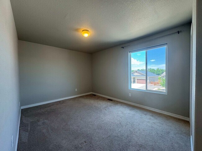 Building Photo - Newer 3 bedroom in Meadowbrook Crossing