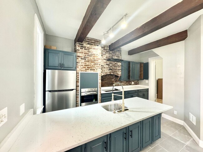 Building Photo - renovated 4 bedroom and 2 bathroom townhouse