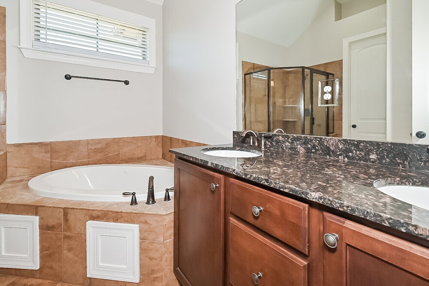 Building Photo - 40 Donna Lyn Dr