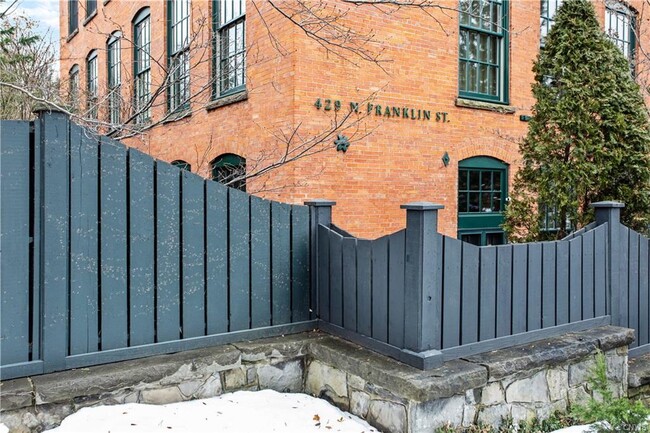 Building Photo - 429 N Franklin St