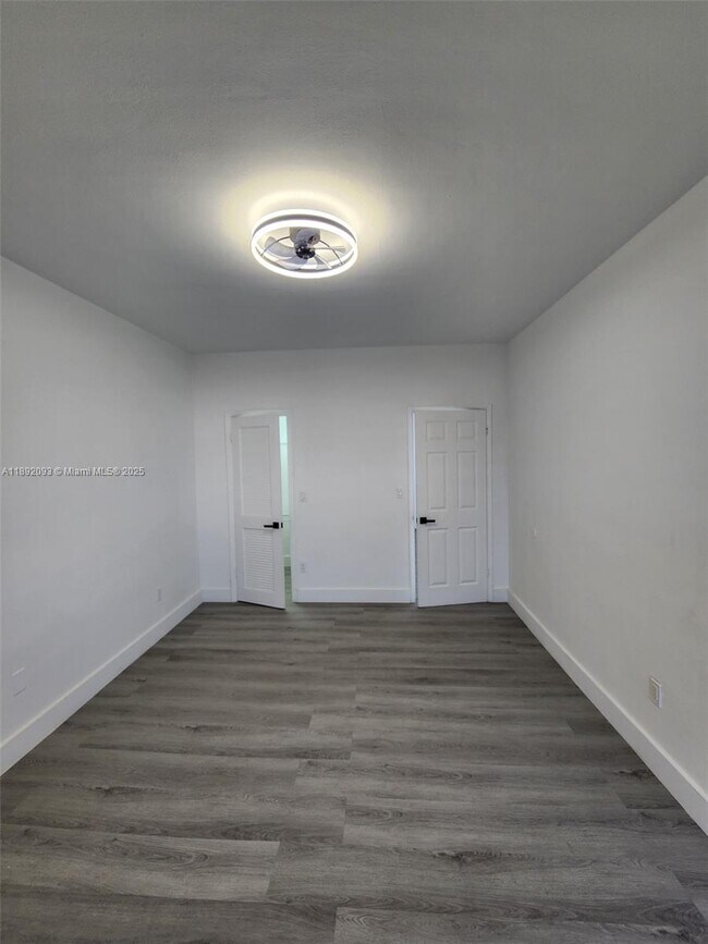 Building Photo - 2101 Normandy Dr