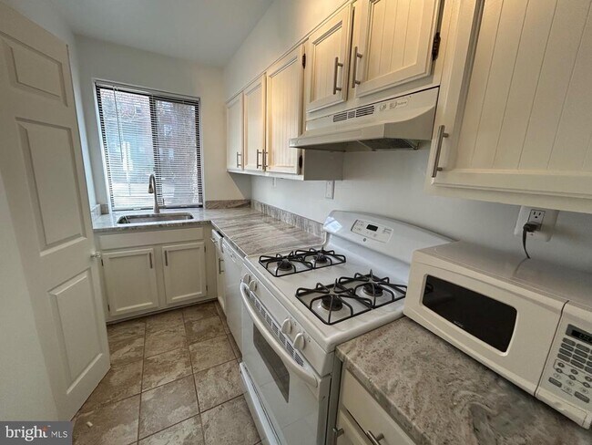 Building Photo - 3815 Davis Pl NW