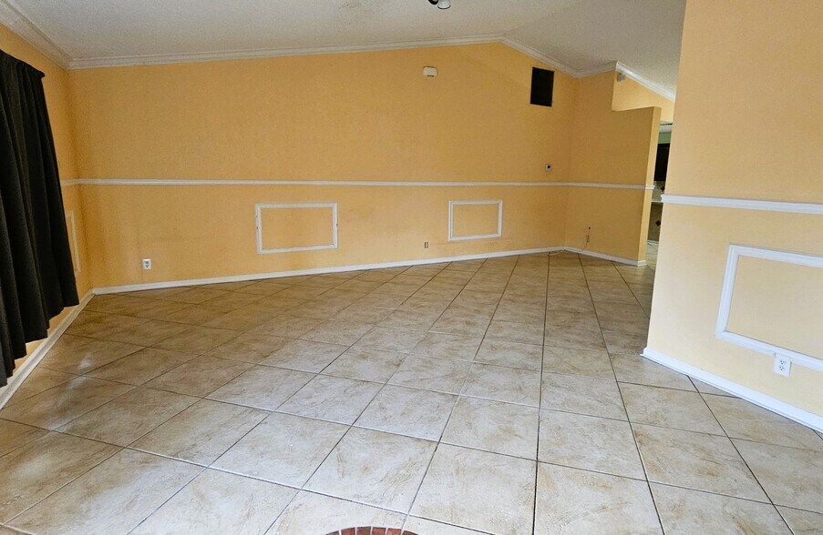 Living Rom - 6070 Serene Run