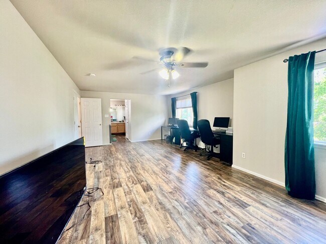 Building Photo - Beautifully Updated Home In Desirable Hend...