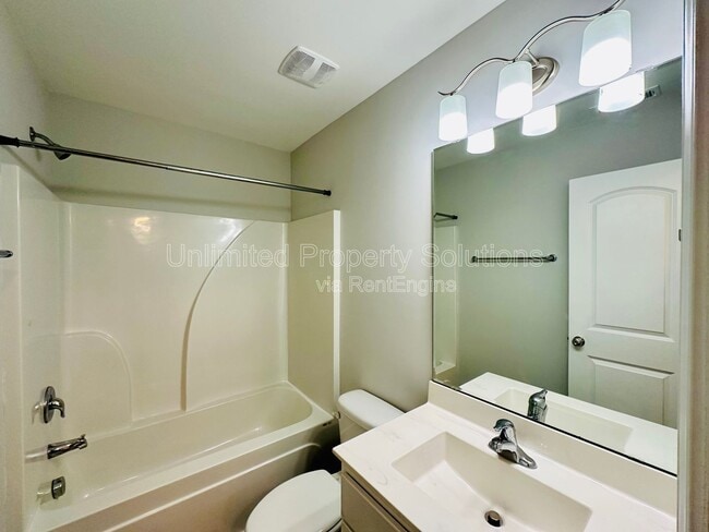 Building Photo - 1301 Putnam Dr