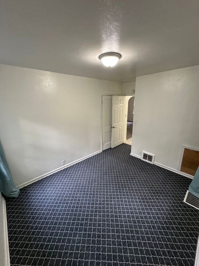 Building Photo - 2 bedroom 1 bath home with central air