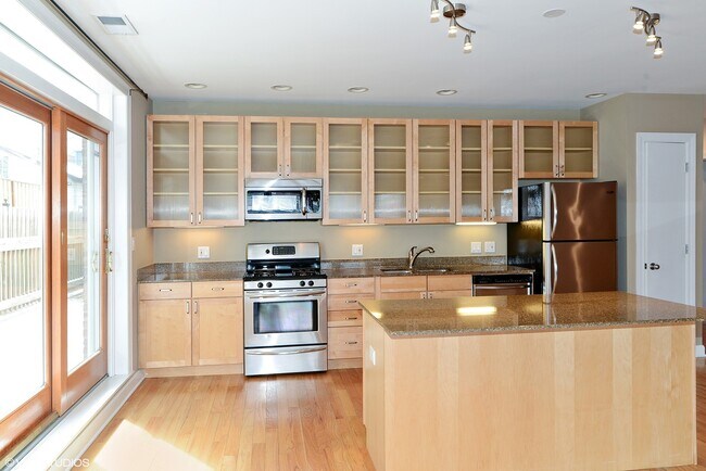 Building Photo - 2233 W Lawrence Ave